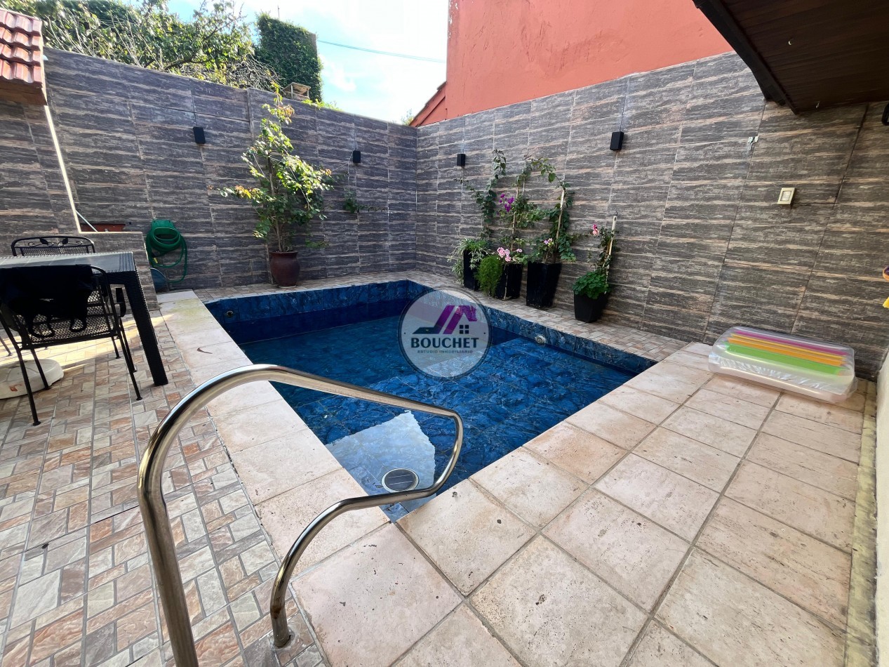 VENDO CASA 5 AMBIENTES CON PILETA EN LAS FAROLAS