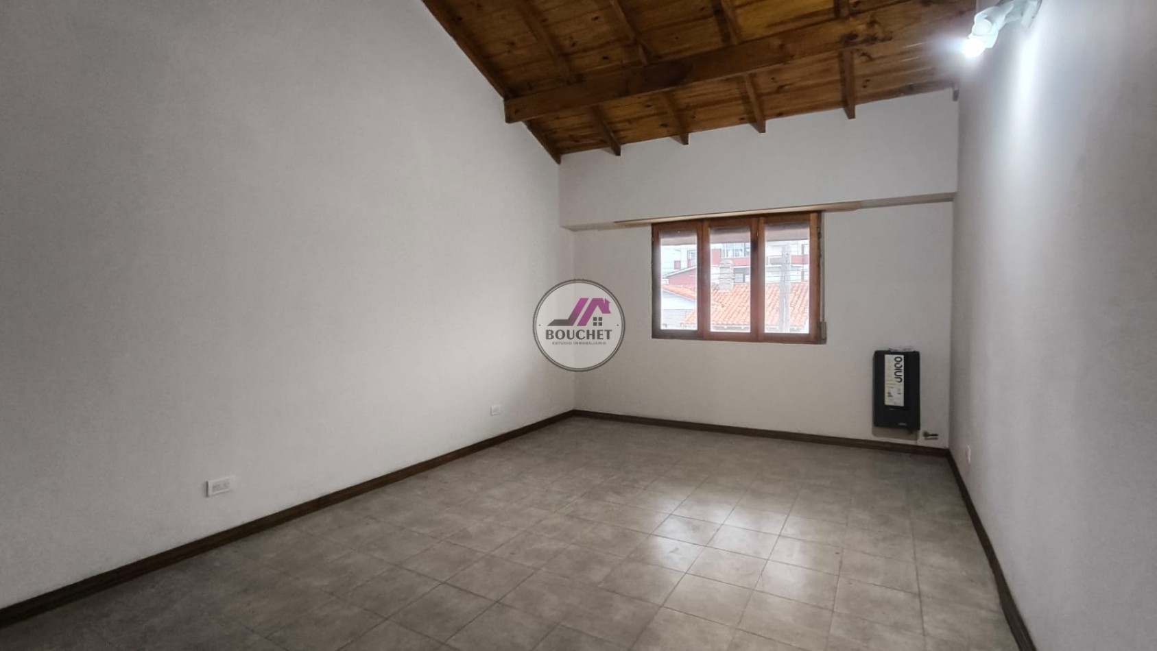 VENDO DUPLEX 4 AMBIENTES CON PATIO Y COCHERA