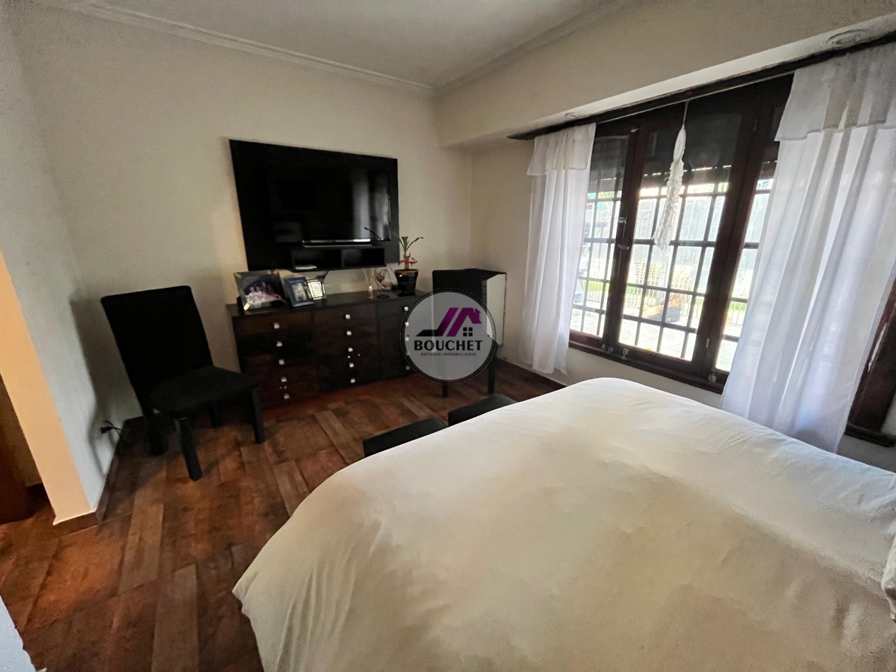 VENDO CASA 5 AMBIENTES CON PILETA EN LAS FAROLAS