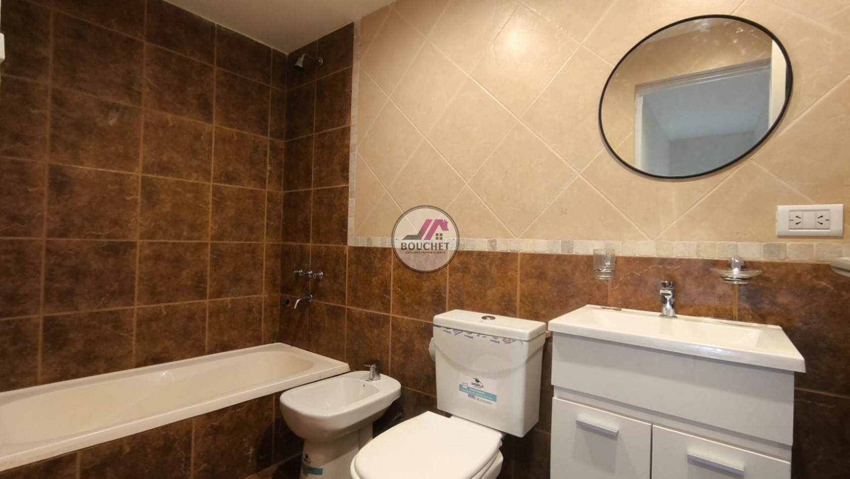 VENDO DUPLEX 4 AMBIENTES CON PATIO Y COCHERA