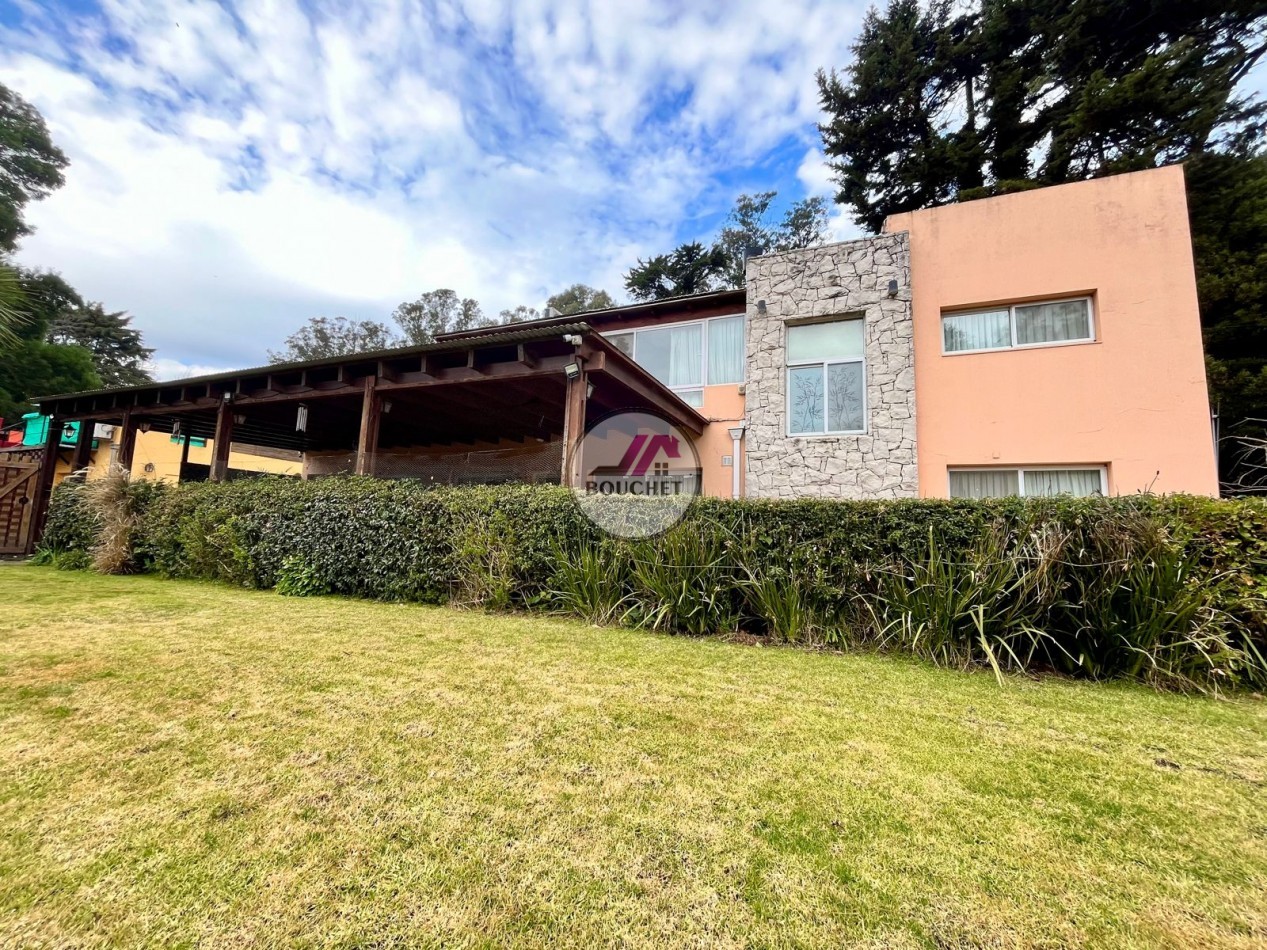 VENDO CHALET 5 AMBIENTES CON PARQUE Y QUINCHO 