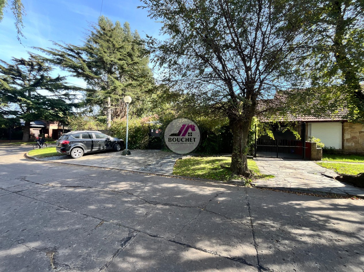 VENDO CASA 5 AMBIENTES CON PILETA EN LAS FAROLAS