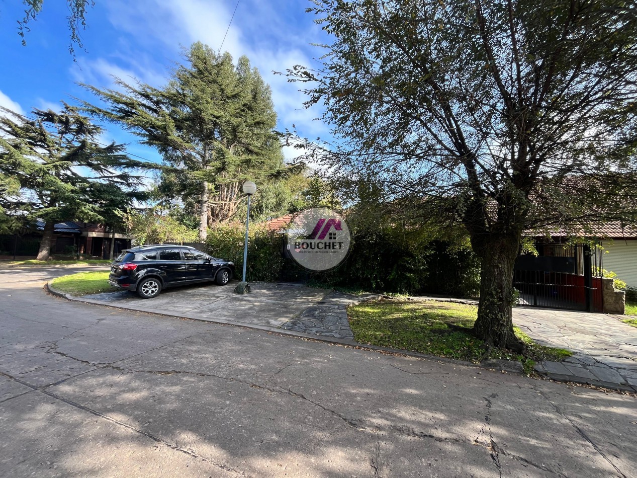 VENDO CASA 5 AMBIENTES CON PILETA EN LAS FAROLAS