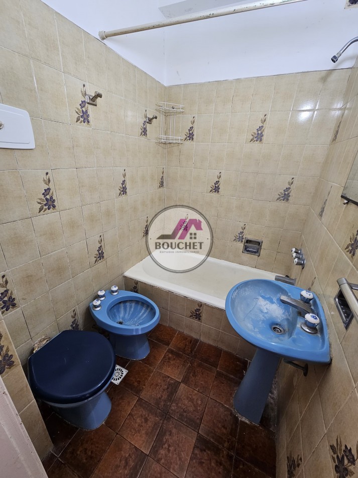 VENDO DEPARTAMENTO 2 AMBIENTES CON DEPENDENCIA LATERAL