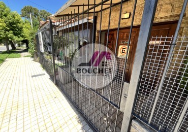 VENDO CASA 5 AMBIENTES CON PARQUE Y COCHERA DOBLE